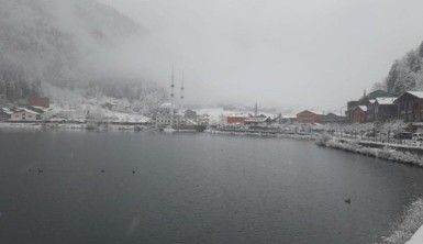 Turizm merkezi Uzungöl'e mevsimin ilk karı yağdı
