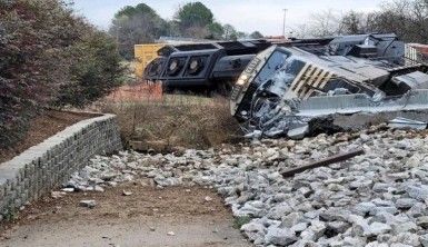 ABD'de yük treni, hemzemin geçitteki römorku biçti