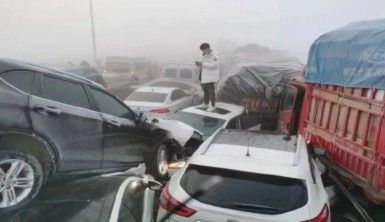 Çin'de en az 200 araç birbirine girdi, 1 kişi öldü