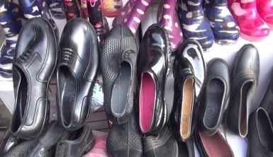 Kırsalda yaşayanların ayakkabı tercih kara lastik