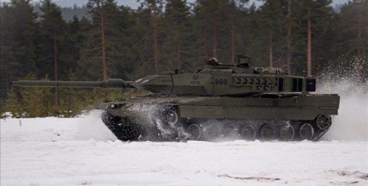 Almanya, Polonya'nın "izin almadan" Ukrayna'ya Leopard tankı vermesinin yasa dışı olacağını açıkladı
