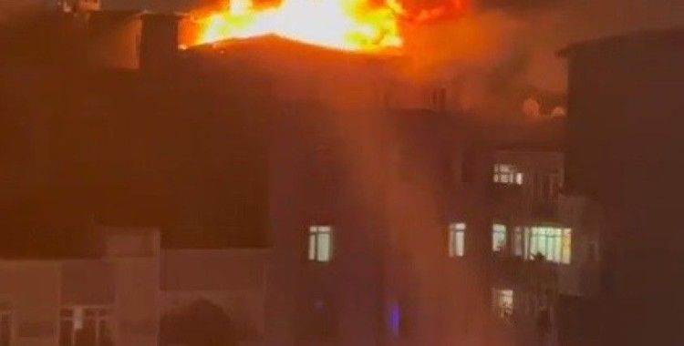 Küçükçekmece'de 5 katlı binanın çatısı alev alev yandı