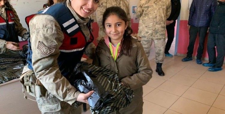 Jandarmanın hediye götürdüğü köy çocukları büyük mutluluk yaşadı