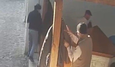 Camide abdest alan kişinin 9 bin dolarını çalan şüpheli yakalandı