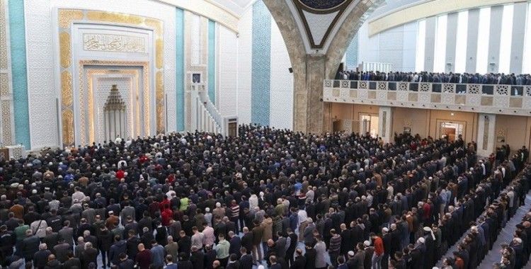Cuma namazında ülke genelindeki camilerde yağış için dua edildi