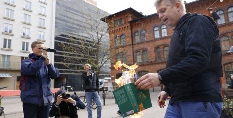 Aşırı sağcı Rasmus Paludan, İsveç'te Stockholm Türk Büyükelçiliği önünde Kur'an-ı Kerim yaktı