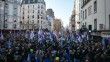 Paris'te gençler hükümetin emeklilik reformuna karşı yürüdü