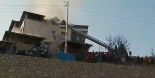 Ardanuç'ta 2 katlı binada yangın çıktı