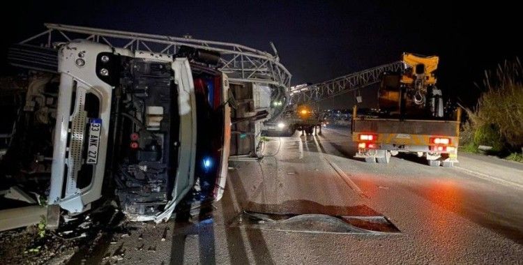 Tırın açılan dorsesi EDS'ye çarptı, ortalık savaş alanına döndü