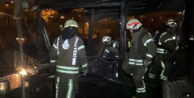 Sultangazi'de gecekondu yangını: 4 kişi dumandan etkilendi