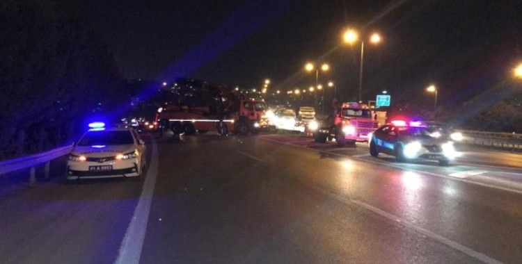 TEM Otoyolu'nda tır devrildi, trafikteki sürücüler kontak kapattı