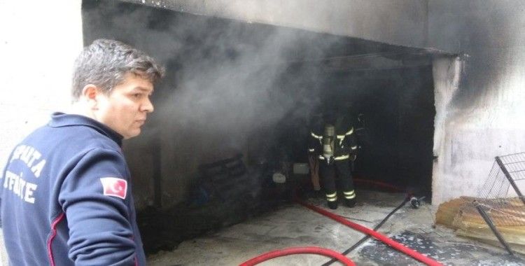 Apartmanda çıkan yangında 3 kişi dumandan etkilendi