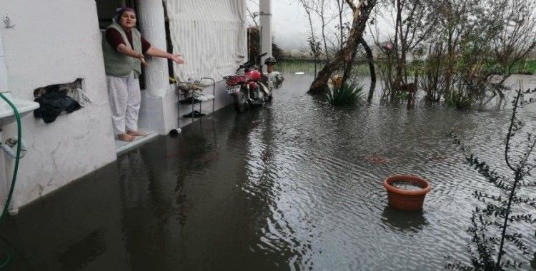 Manisa'da sağanak etkili oldu, bazı evleri su bastı