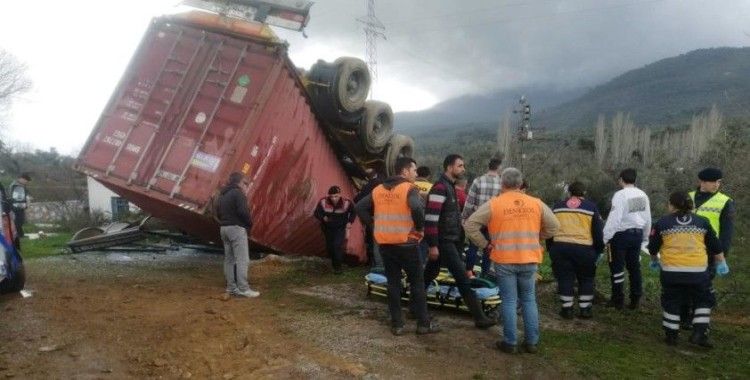 Kontrolden çıkan tır devrildi, sürücü araçta sıkıştı