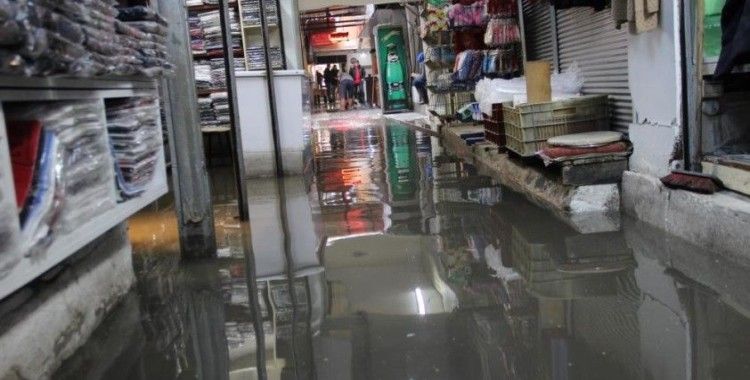 İzmir Kemeraltı'nı yine su bastı, esnaf belediyeye tepki gösterdi