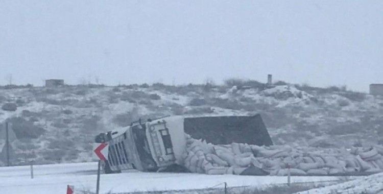 Karlı yolda devrilen tır, yolu trafiğe kapattı