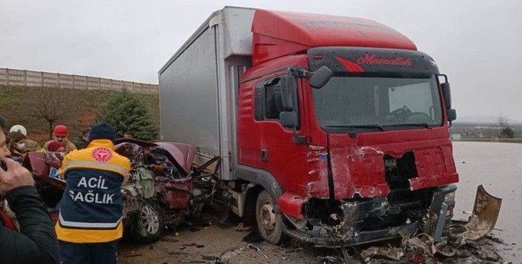 Bursa'da otomobil ile kamyon çarpıştı: 5 ölü