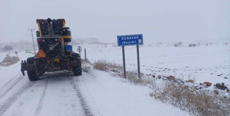Mardin'de etkili olan kardan dolayı kapanan yolları açma çalışmaları devam ediyor