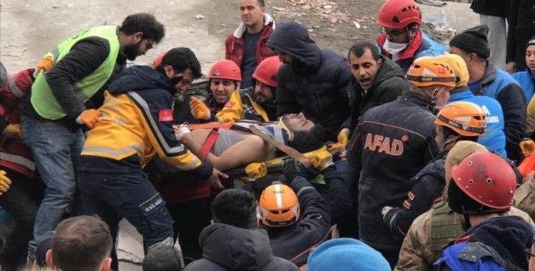 Diyarbakır'da depremde yıkılan binadan yaklaşık 11 saat sonra 1 kişi kurtarıldı