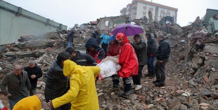 Kahramanmaraş'ta bir apartmanın enkazından anne ve kızı kurtarıldı