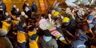 Diyarbakır'da yıkılan binanın enkazından yaklaşık 16 saat sonra bir kadın kurtarıldı