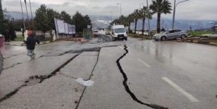 Gaziantep'te deprem sonrası hastane bahçesi ve yoldaki asfalt böyle ayrıldı