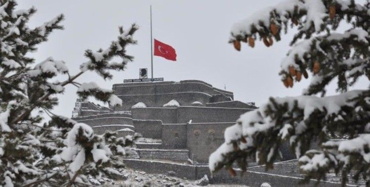 Kars'ta bayraklar yarıya indirildi