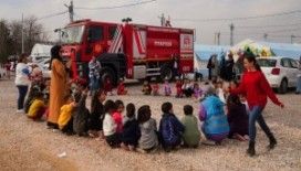 Diyarbakır’da çadır kentteki çocukları oyunlarla mutlu ediyorlar