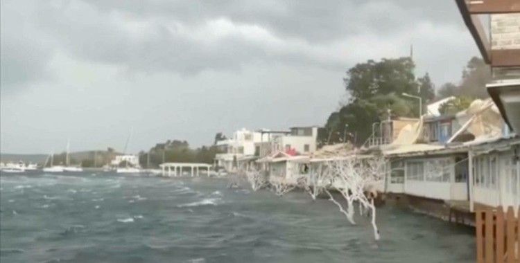 Bodrum'da fırtına nedeniyle bazı işletmelerin çatıları uçtu