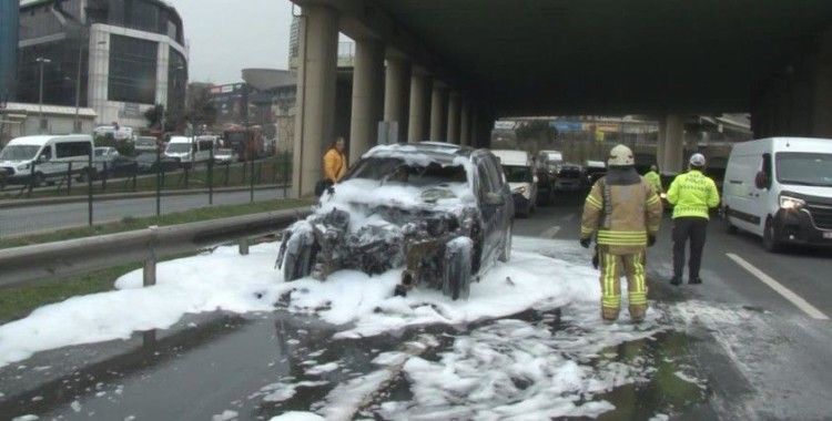 Basın Ekspres yolunda lüks otomobil alev aldı