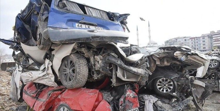 Enkazdan çıkarılan hurdaya dönmüş araçlar sahiplerini bekliyor