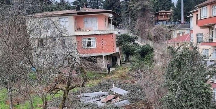 Rize'de kuvvetli rüzgar nedeniyle bazı ev ve iş yerlerinin çatısı uçtu