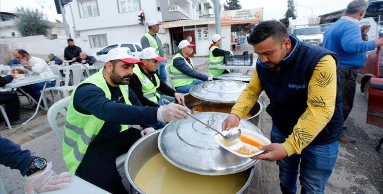 İtalya'dan gelen gurbetçi, depremzede ve gönüllülere yemek dağıtıyor