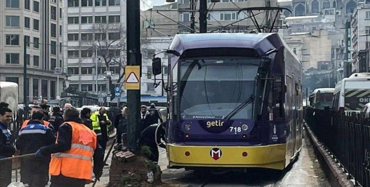 Fatih'te tramvay raydan çıkıp elektrik direğine çarptı