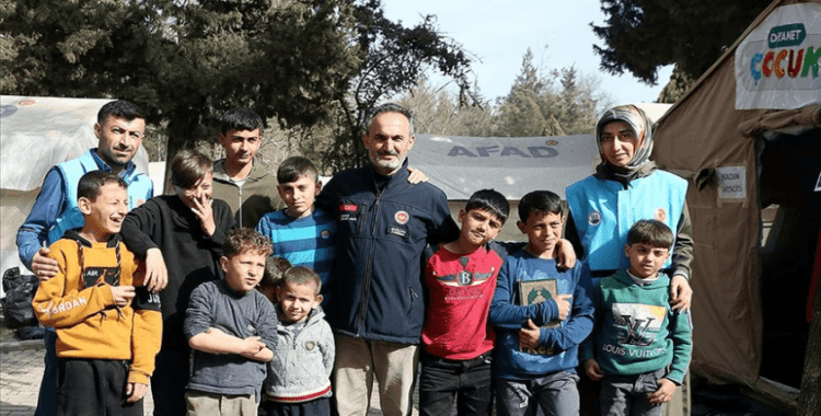 Diyanet personeli Kahramanmaraş'taki depremzedeleri yalnız bırakmıyor