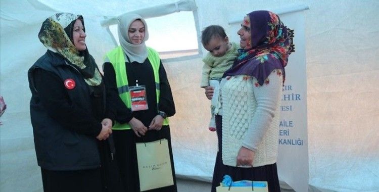 Diyarbakır'da depremzede kadınların 8 Mart Dünya Kadınlar Günü kutlandı