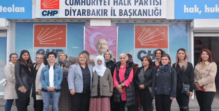 CHP Diyarbakır 8 Mart Dünya Emekçi Kadınlar Günü’nde karanfil dağıttı