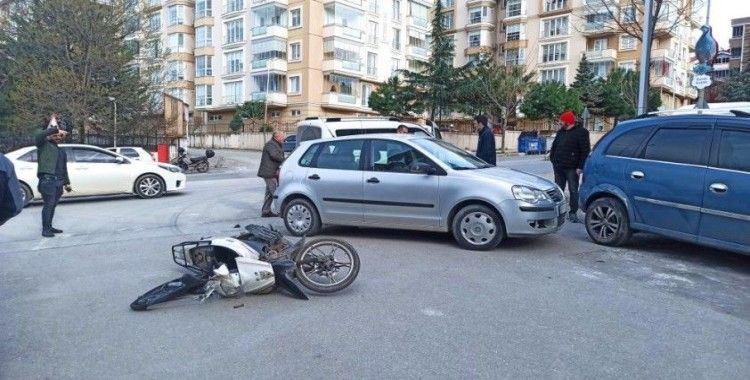 Otomobilin çarptığı motosiklet sürücüsü yaralandı