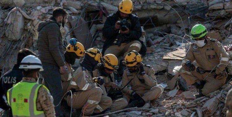 Gönüllü tercümanlar deprem bölgelerinde yardım çalışmalarının sesi oldu