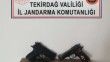İş yerinde ruhsatsız tabancalarla yakalandı