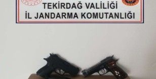 İş yerinde ruhsatsız tabancalarla yakalandı