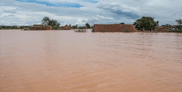 Doğu Afrika'nın güney sahilleri sellerle, kuzeyi kuraklıkla mücadele ediyor