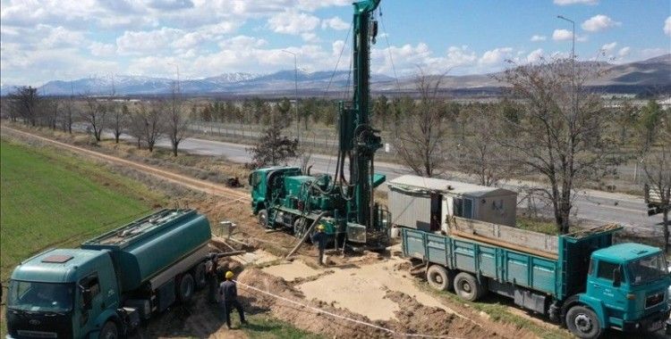 DSİ Malatya'daki kayısı bahçelerinin susuz kalmaması için sondaj kuyuları açıyor