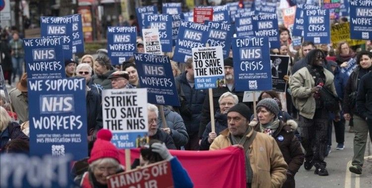 Londra'da greve giden sağlık çalışanlarına destek yürüyüşü düzenlendi