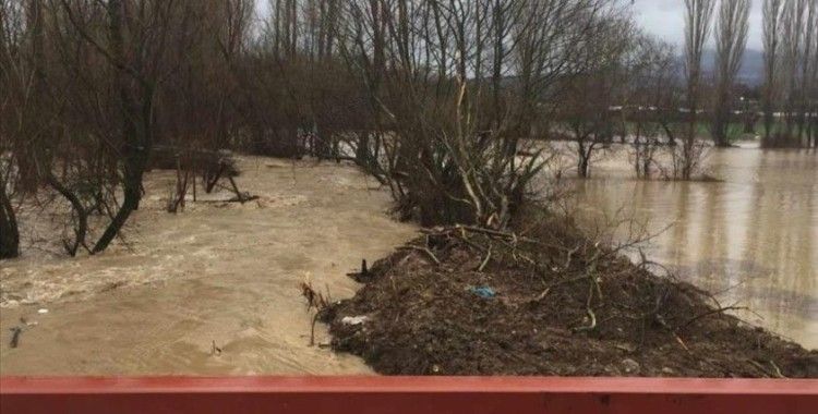 Kütahya'da kuvvetli sağanak nedeniyle ekili tarım arazileri sular altında kaldı