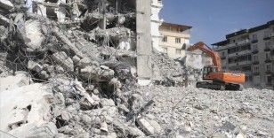 Nurdağı'nda deprem sonrası acil yıkılması gereken binaların kontrollü yıkımı sürüyor