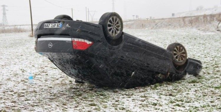 Takla atıp 50 metre sürüklenen aracın sürücüsü kazayı hafif yaralı atlattı