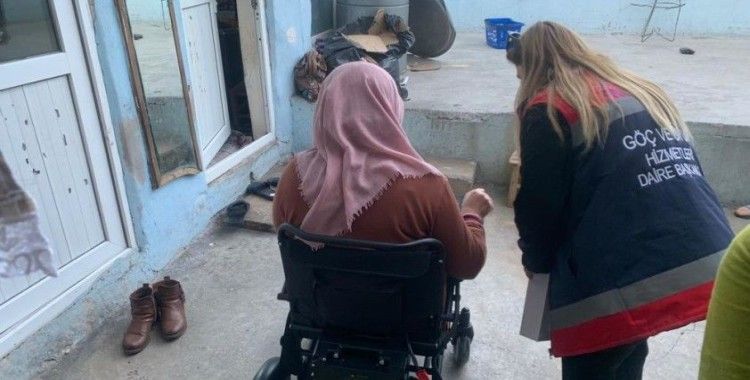 Depremden etkilenen özel vatandaşlara tekerlekli sandalye dağıtılıyor