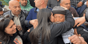 İsrail hapishanelerindeki en yaşlı Filistinli tutuklu 17 yıl sonra özgürlüğüne kavuştu