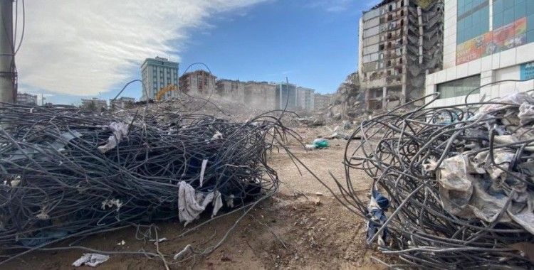 89 kişinin hayatını kaybettiği Diyar Galeria İş Merkezi'nin enkazından demir yığınları çıkartılıyor